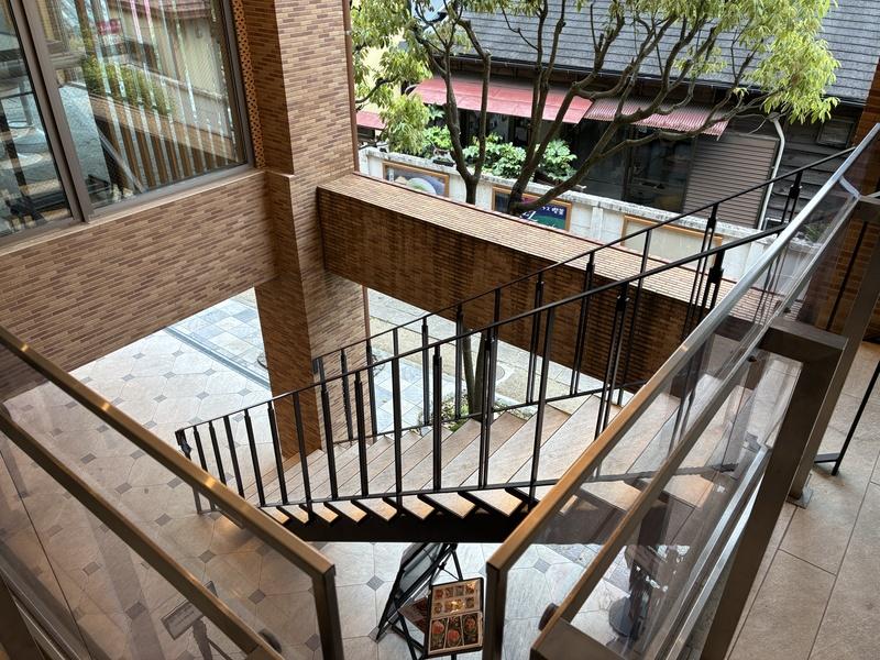 鎌倉市雪ノ下一丁目の賃貸物件/共用部｜ダイナミックな吹き抜けと階段