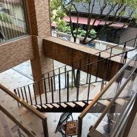 鎌倉市雪ノ下一丁目の賃貸物件/共用部｜ダイナミックな吹き抜けと階段