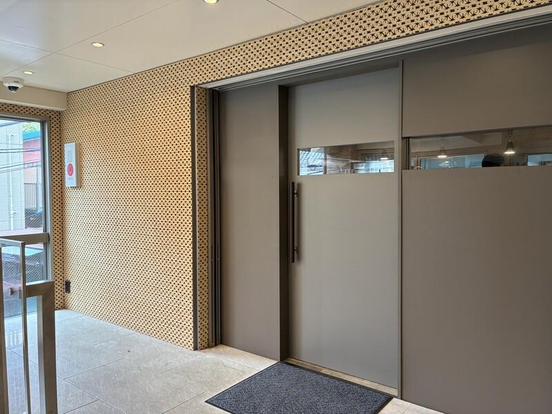 鎌倉市雪ノ下一丁目の賃貸物件/入口の造作です（引戸のドアです）