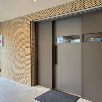 鎌倉市雪ノ下一丁目の賃貸物件/入口の造作です（引戸のドアです）