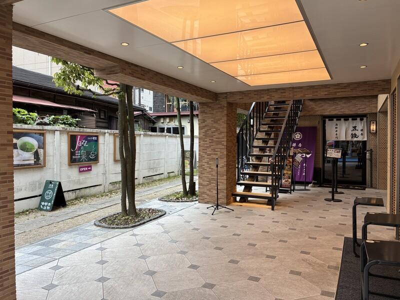 鎌倉市雪ノ下一丁目の賃貸物件/共用部｜建物全体のリノベーションによって生まれた大空間。雨の日でもこの場所があると安心