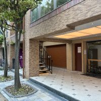 鎌倉市雪ノ下一丁目の賃貸物件/共用部｜リノベーションで外観、植栽なども見直されています