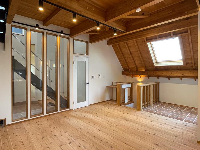 逗子市桜山五丁目の売買物件/LDKは約20帖玄関側に大きなスリットの窓、大きな天窓から明るい光。とても北向きの家とは思えない。