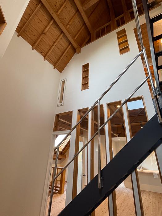 逗子市桜山五丁目の売買物件/玄関入るとおもわず見上げてしまいます。