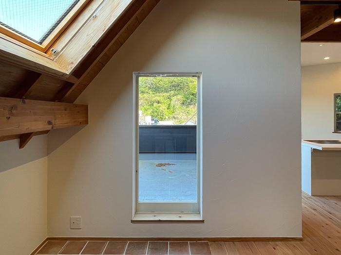 逗子市桜山五丁目の売買物件/リビングの一角、天窓の下はテラコッタタイル。バルコニー側にも窓がありとても明るいスペース。自分ならここでものづくりや絵などアート活動したい