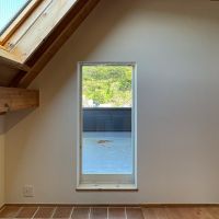 逗子市桜山五丁目の売買物件/リビングの一角、天窓の下はテラコッタタイル。バルコニー側にも窓がありとても明るいスペース。自分ならここでものづくりや絵などアート活動したい