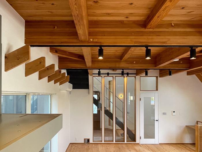 逗子市桜山五丁目の売買物件/無垢材の天井は存在感もありますが、木の温かみが心地よい