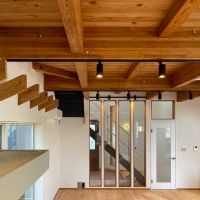 逗子市桜山五丁目の売買物件/無垢材の天井は存在感もありますが、木の温かみが心地よい