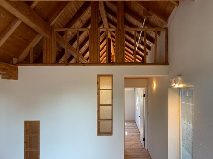 逗子市桜山五丁目の売買物件/3階寝室上の小屋組が見えます。たいへん美しい