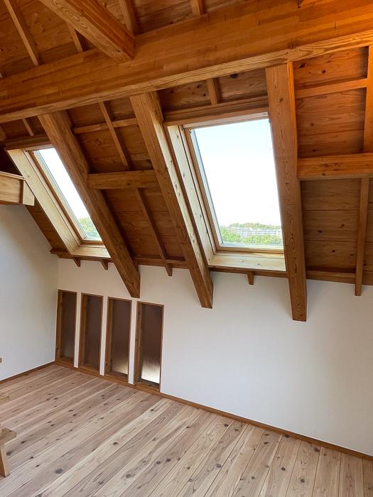 逗子市桜山五丁目の売買物件/2階天窓はVELUX。レバーでガバッと開きます。