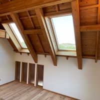 逗子市桜山五丁目の売買物件/2階天窓はVELUX。レバーでガバッと開きます。