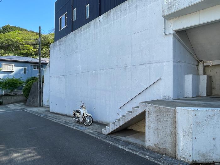 逗子市桜山五丁目の売買物件/階段までのスペースはバイクや自転車などが置けます