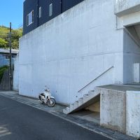 逗子市桜山五丁目の売買物件/階段までのスペースはバイクや自転車などが置けます