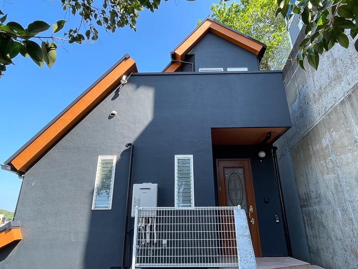 逗子市桜山五丁目の売買物件/玄関側です。右が擁壁になっています。