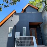 逗子市桜山五丁目の売買物件/玄関側です。右が擁壁になっています。