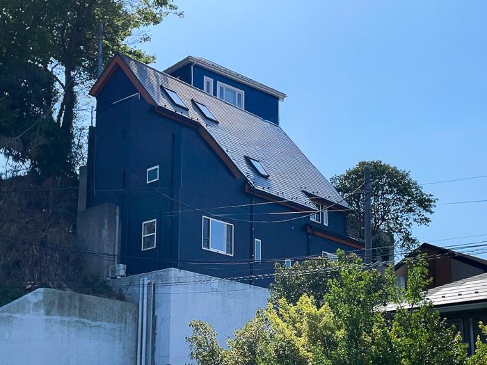 逗子市桜山五丁目の売買物件/屋根のかたむきが山の斜度に合わせてる