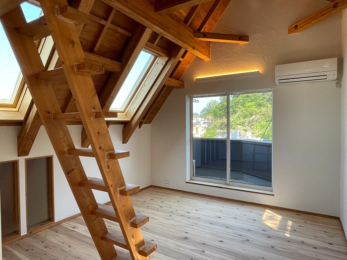 逗子市桜山五丁目の売買物件/9帖の寝室にもバルコニーあり