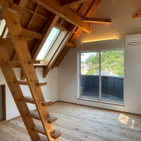 逗子市桜山五丁目の売買物件/9帖の寝室にもバルコニーあり