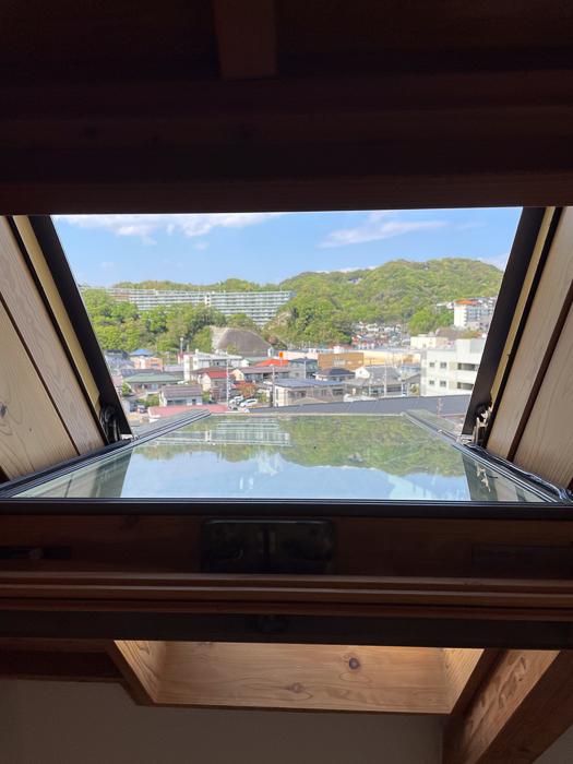 逗子市桜山五丁目の売買物件/3階天窓はベルックス。大きく開きます。