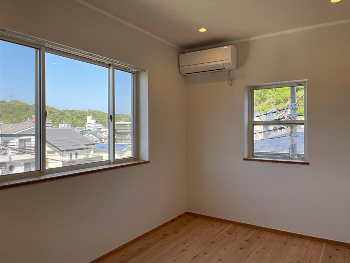 逗子市桜山五丁目の売買物件/1階西側5.6帖の部屋。空と山の緑を楽しめます。