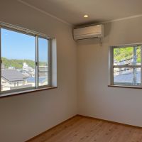 逗子市桜山五丁目の売買物件/1階西側5.6帖の部屋。空と山の緑を楽しめます。