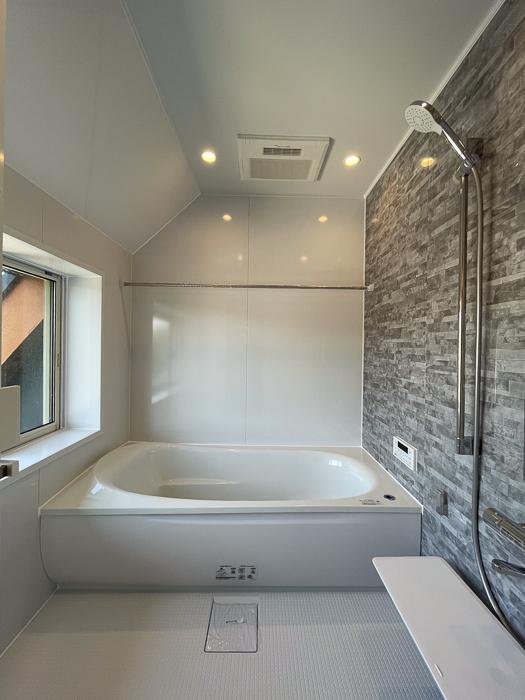 逗子市桜山五丁目の売買物件/風呂場には大きな窓