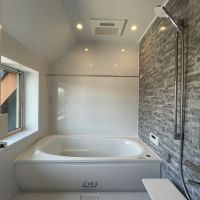 逗子市桜山五丁目の売買物件/風呂場には大きな窓