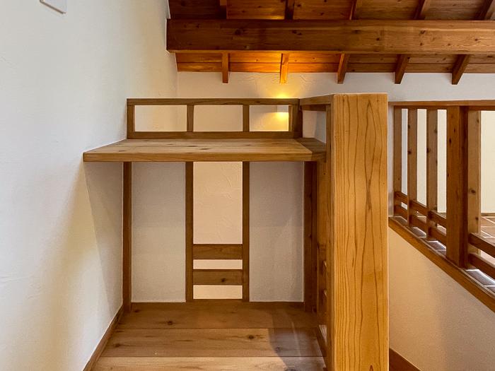 逗子市桜山五丁目の売買物件/階段横には造作のテーブルでちょっとした作業コーナー