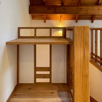 逗子市桜山五丁目の売買物件/階段横には造作のテーブルでちょっとした作業コーナー