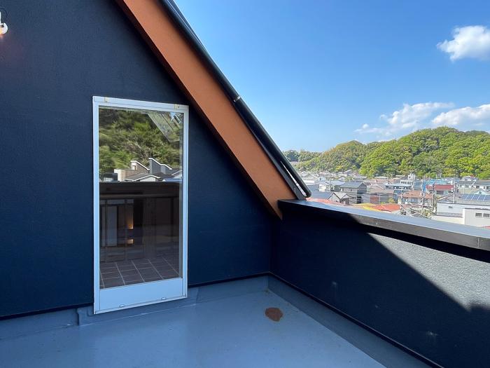 逗子市桜山五丁目の売買物件/キッチン横のバルコニー。朝はここでコーヒーですね