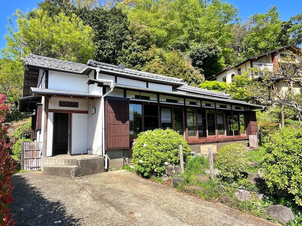 二宮町二宮の賃貸物件/外観｜この佇まい、結構迫力のある表情にも見える建物です