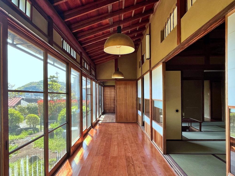 二宮町二宮の賃貸物件/板の間｜立派な軒桁丸太に感動しますが、劣化していた床板を無垢の床材に柿渋塗装で修繕いただけたことがとても嬉しい！