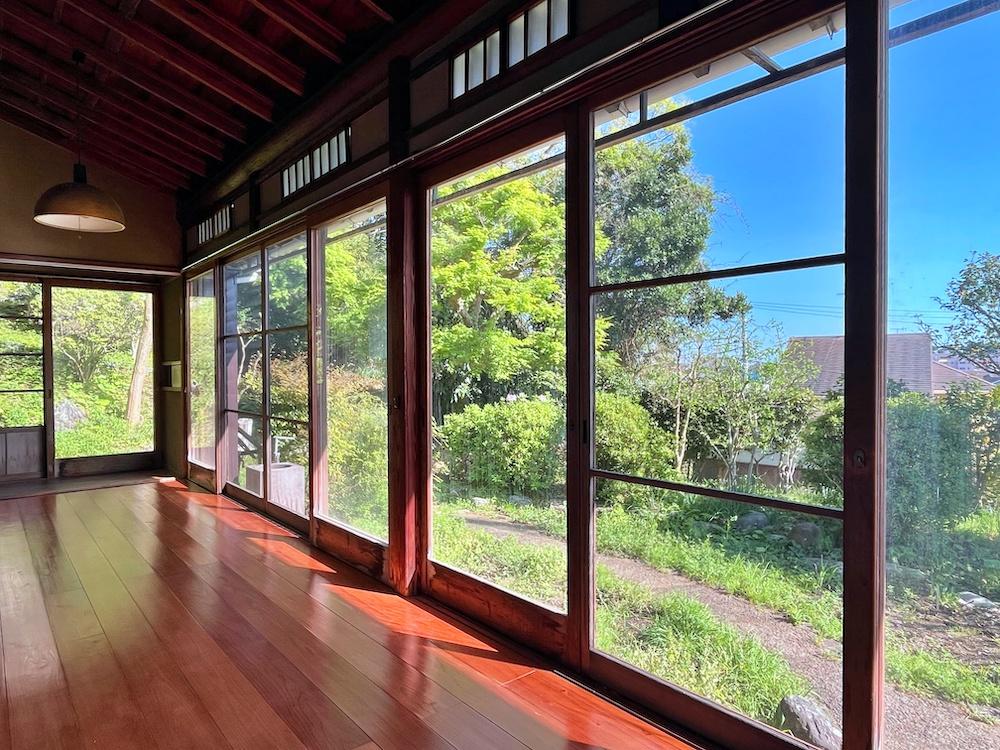 二宮町二宮の賃貸物件/板の間を別アングルで｜緑と空の青が木製窓から見えるこの全体の風景が好きなのです