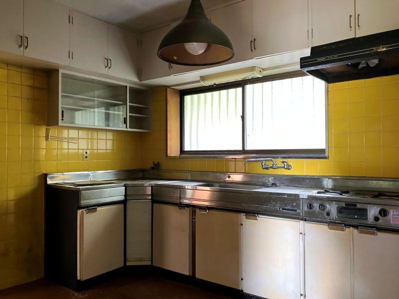 鎌倉市浄明寺四丁目の売買物件/キッチン｜ガスコンロと換気扇を交換すれば十分使えそう。