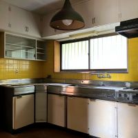 鎌倉市浄明寺四丁目の売買物件/キッチン｜ガスコンロと換気扇を交換すれば十分使えそう。