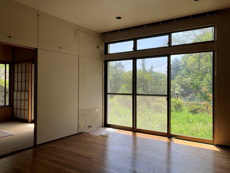 鎌倉市浄明寺四丁目の売買物件/リビング｜南向きの庭に向いたリビング。隣の和室に続いています。