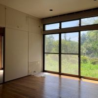 鎌倉市浄明寺四丁目の売買物件/リビング｜南向きの庭に向いたリビング。隣の和室に続いています。