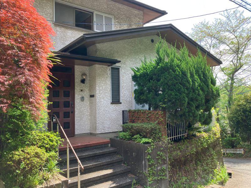 鎌倉市浄明寺四丁目の売買物件/外観｜軒のラインがシンプルで美しい。植栽もいい感じ。