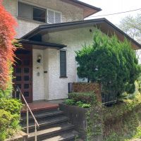 鎌倉市浄明寺四丁目の売買物件/外観｜軒のラインがシンプルで美しい。植栽もいい感じ。