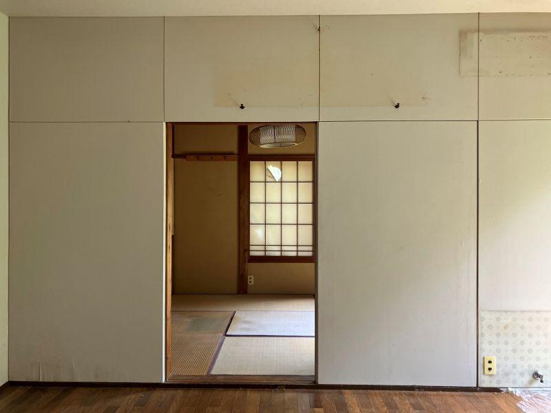 鎌倉市浄明寺四丁目の売買物件/リビング｜和室との間の白い壁は板張りで、リズミカルに目地が割り付けられています。