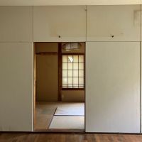 鎌倉市浄明寺四丁目の売買物件/リビング｜和室との間の白い壁は板張りで、リズミカルに目地が割り付けられています。