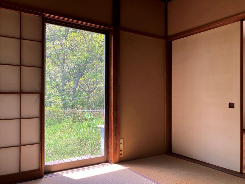 鎌倉市浄明寺四丁目の売買物件/1階和室（6畳）｜庭に面した掃き出し窓があります。