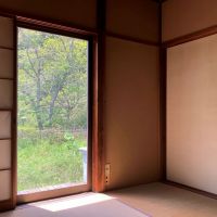 鎌倉市浄明寺四丁目の売買物件/1階和室（6畳）｜庭に面した掃き出し窓があります。