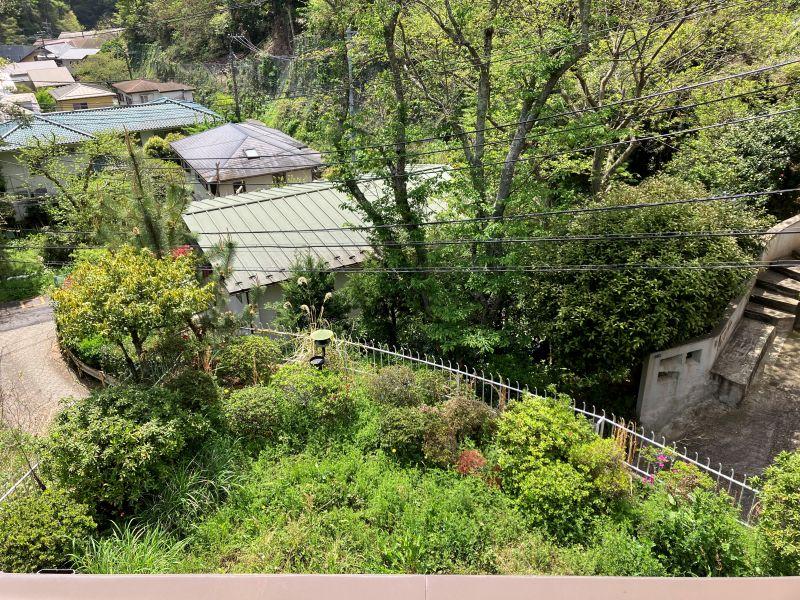 鎌倉市浄明寺四丁目の売買物件/眺望｜バルコニーから庭を見下ろす。