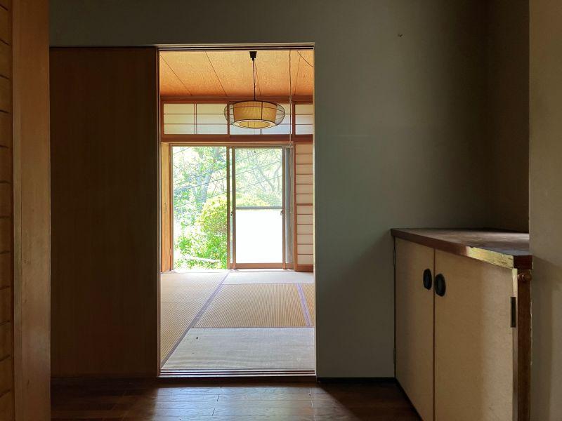 鎌倉市浄明寺四丁目の売買物件/1階和室（6畳）｜引戸の枠を見せないすっきりした納まり。