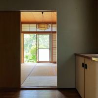 鎌倉市浄明寺四丁目の売買物件/1階和室（6畳）｜引戸の枠を見せないすっきりした納まり。