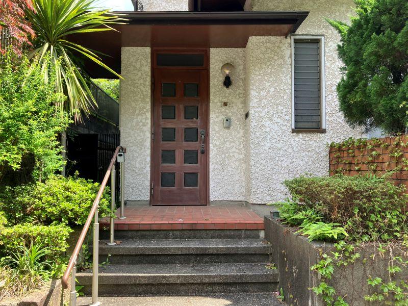 鎌倉市浄明寺四丁目の売買物件/エントランス｜軒と階段の水平が強調された美しいバランス。