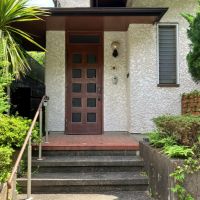 鎌倉市浄明寺四丁目の売買物件/エントランス｜軒と階段の水平が強調された美しいバランス。