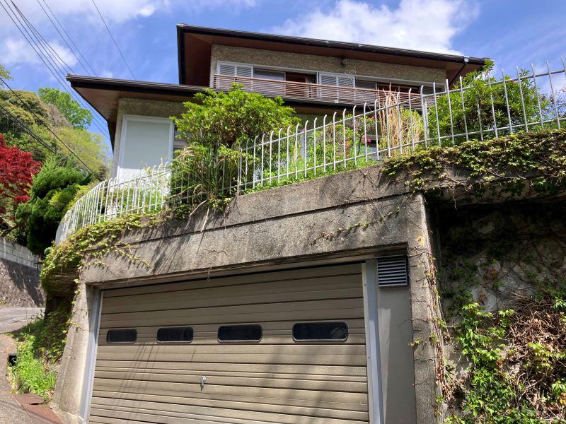 鎌倉市浄明寺四丁目の売買物件/駐車場｜シャッター付きの駐車場。上に庭が載っているつくりです。