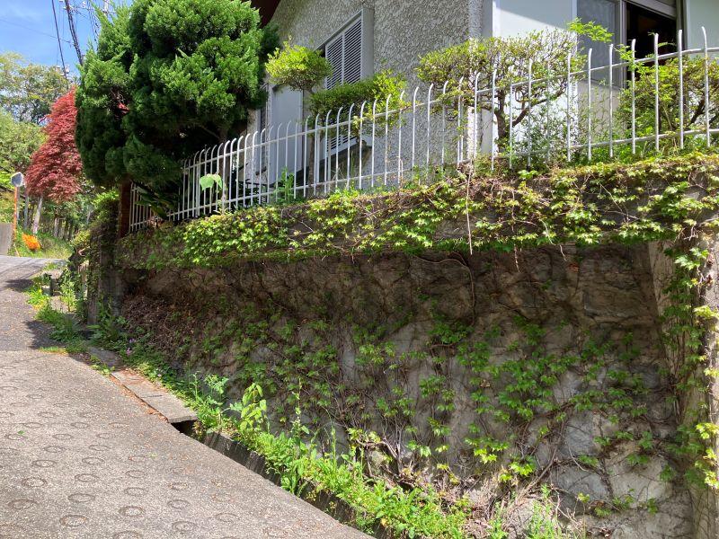 鎌倉市浄明寺四丁目の売買物件/外部｜RC擁壁で庭を持ち出しています。